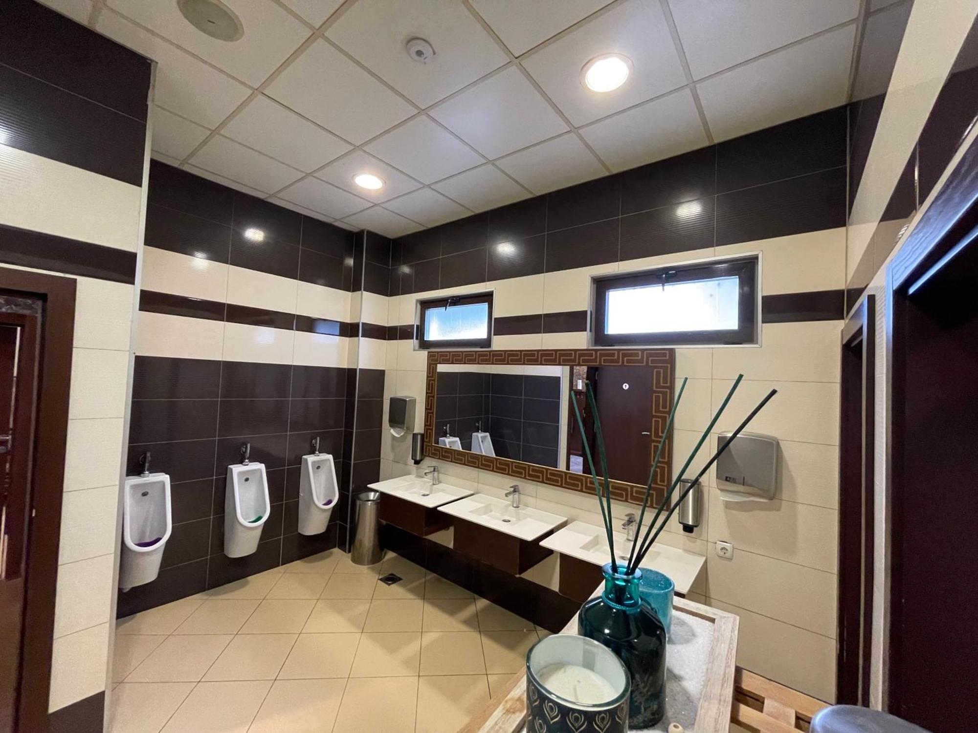 Amazona Hotel Pristina Exteriör bild