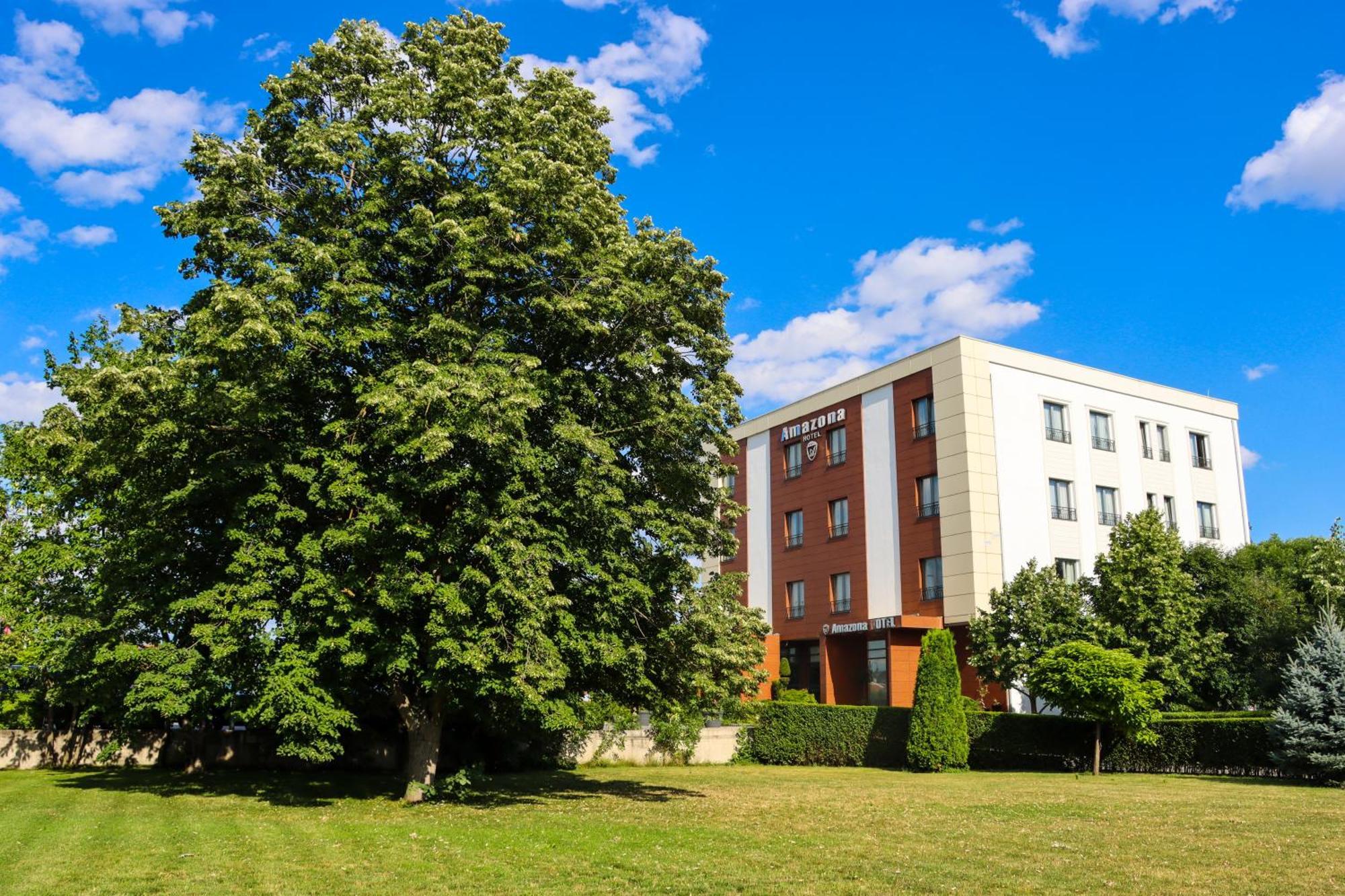Amazona Hotel Pristina Exteriör bild