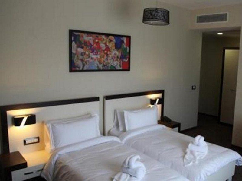 Amazona Hotel Pristina Exteriör bild