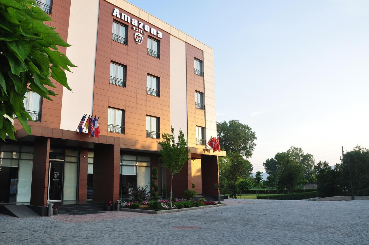 Amazona Hotel Pristina Exteriör bild