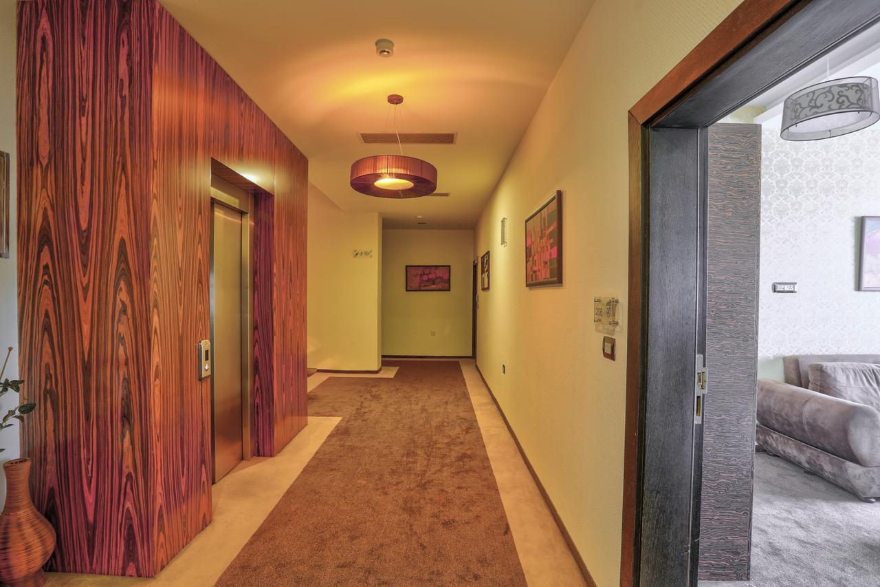 Amazona Hotel Pristina Exteriör bild