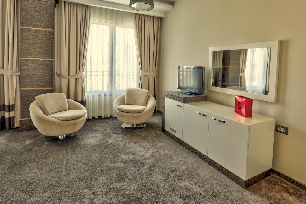 Amazona Hotel Pristina Exteriör bild