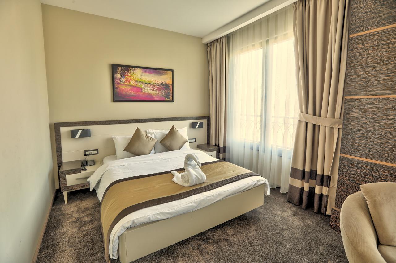 Amazona Hotel Pristina Exteriör bild