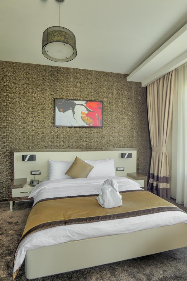 Amazona Hotel Pristina Exteriör bild