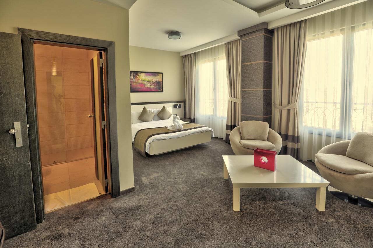 Amazona Hotel Pristina Exteriör bild