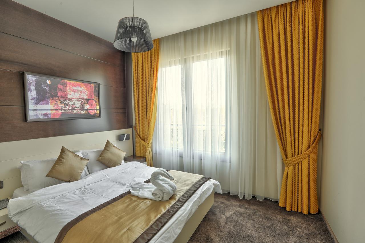Amazona Hotel Pristina Exteriör bild