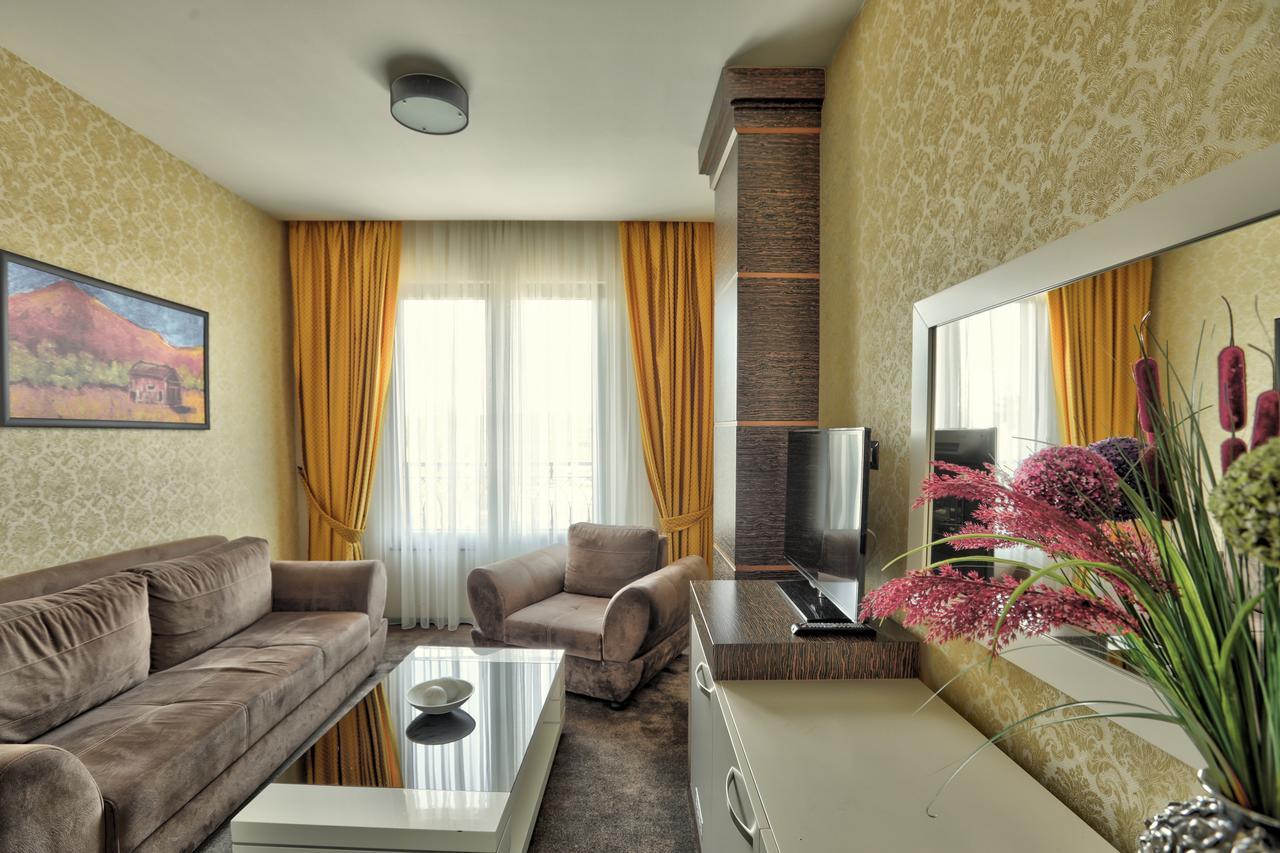 Amazona Hotel Pristina Exteriör bild