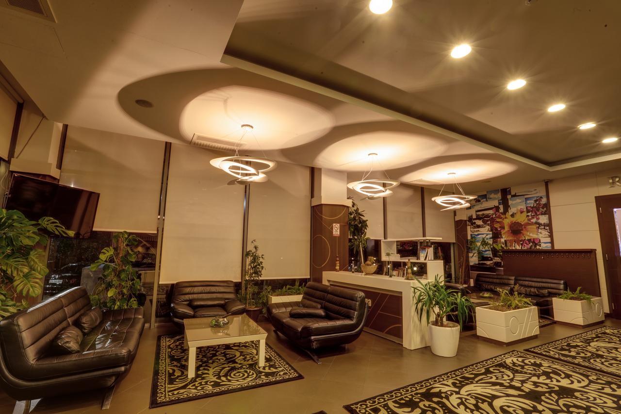 Amazona Hotel Pristina Exteriör bild