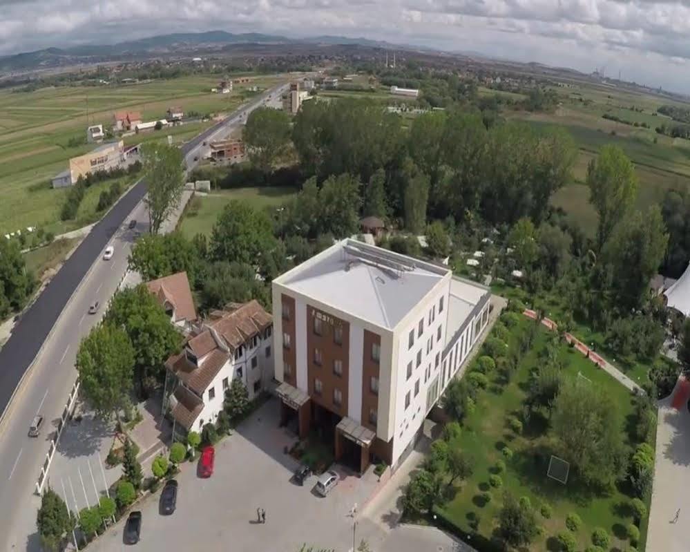 Amazona Hotel Pristina Exteriör bild